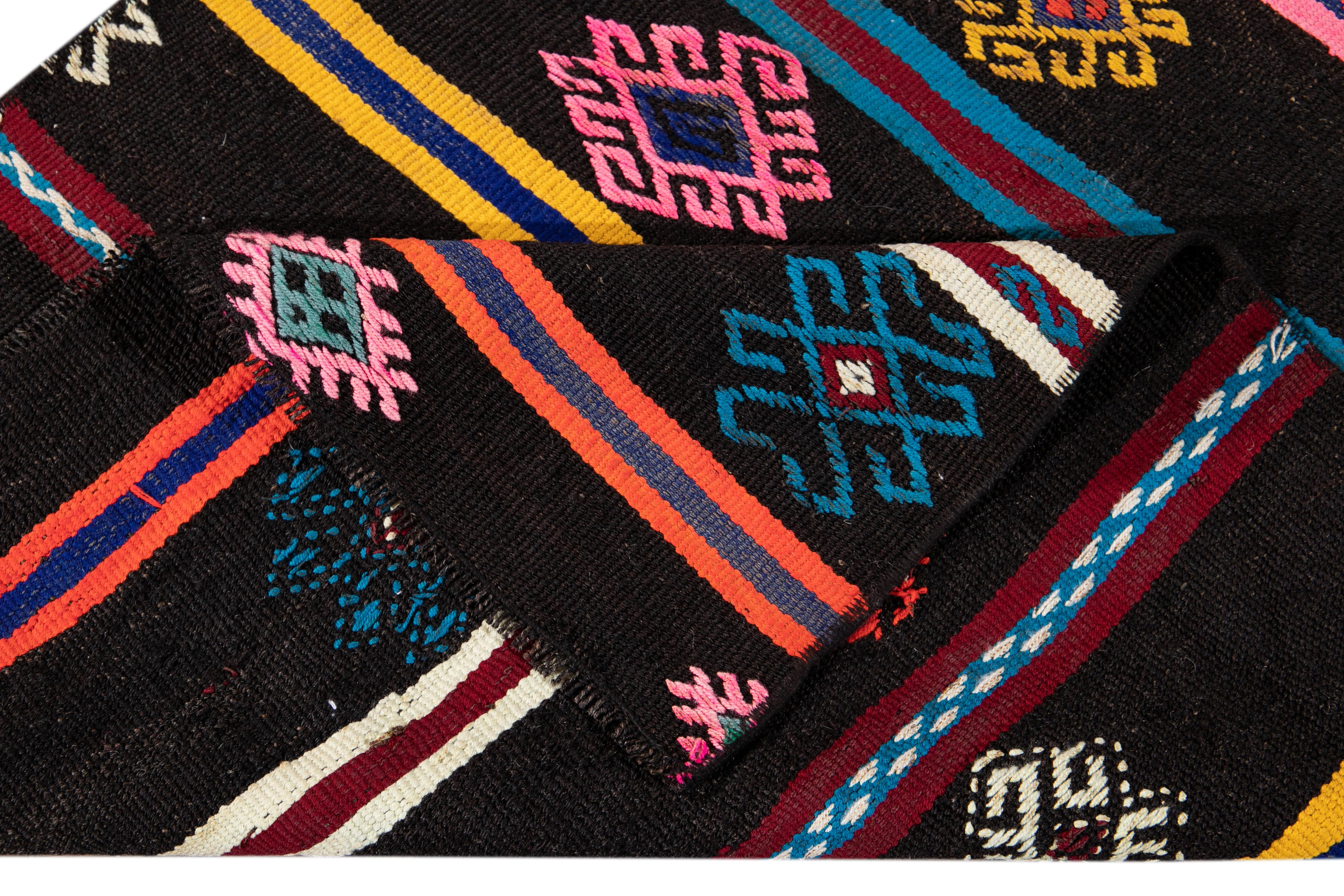 Mitte des 20. Jahrhunderts Vintage Kilim Wolle Läufer Teppich (Kelim) im Angebot