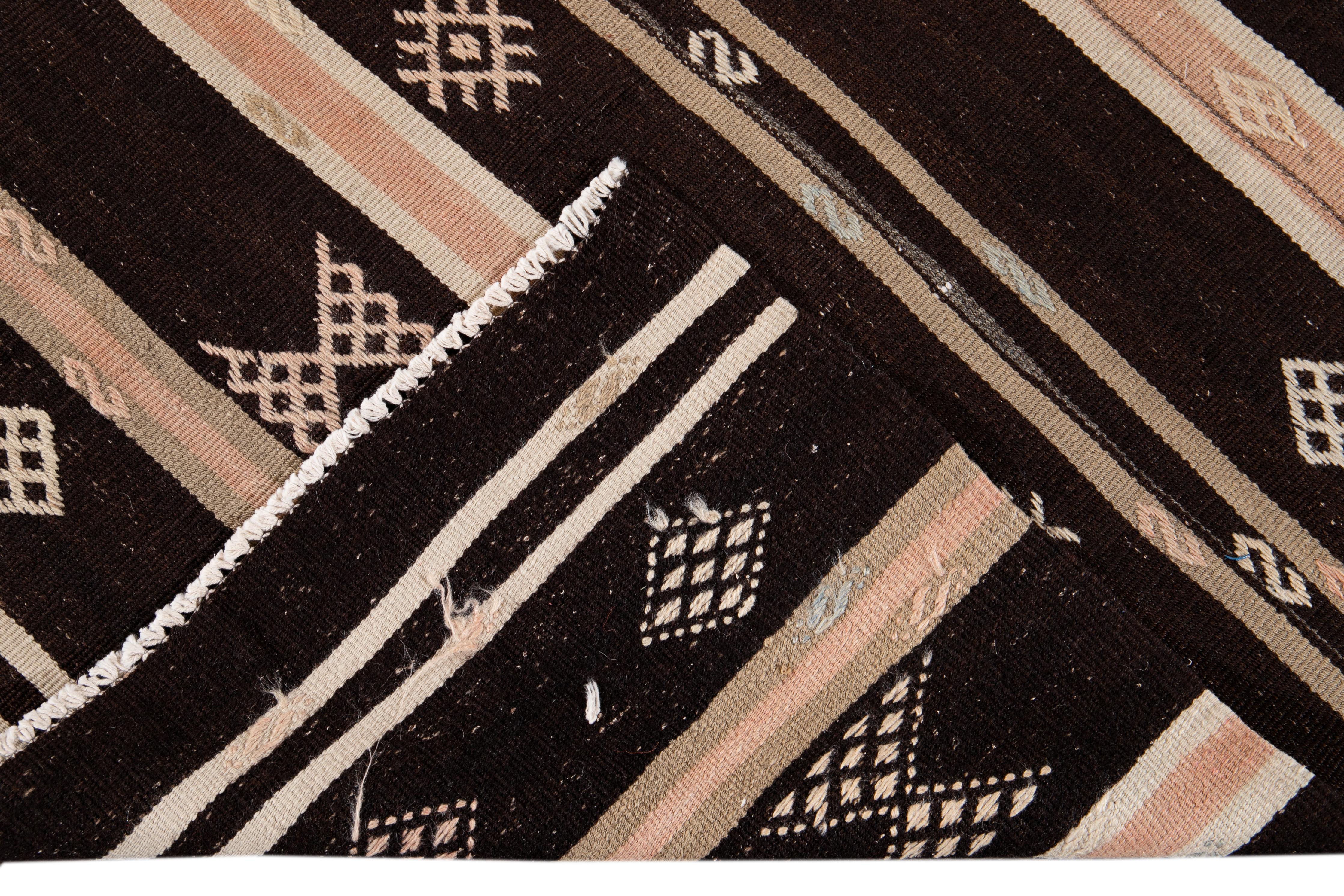 Perse Tapis de course Kilim en laine du milieu du 20e siècle en vente