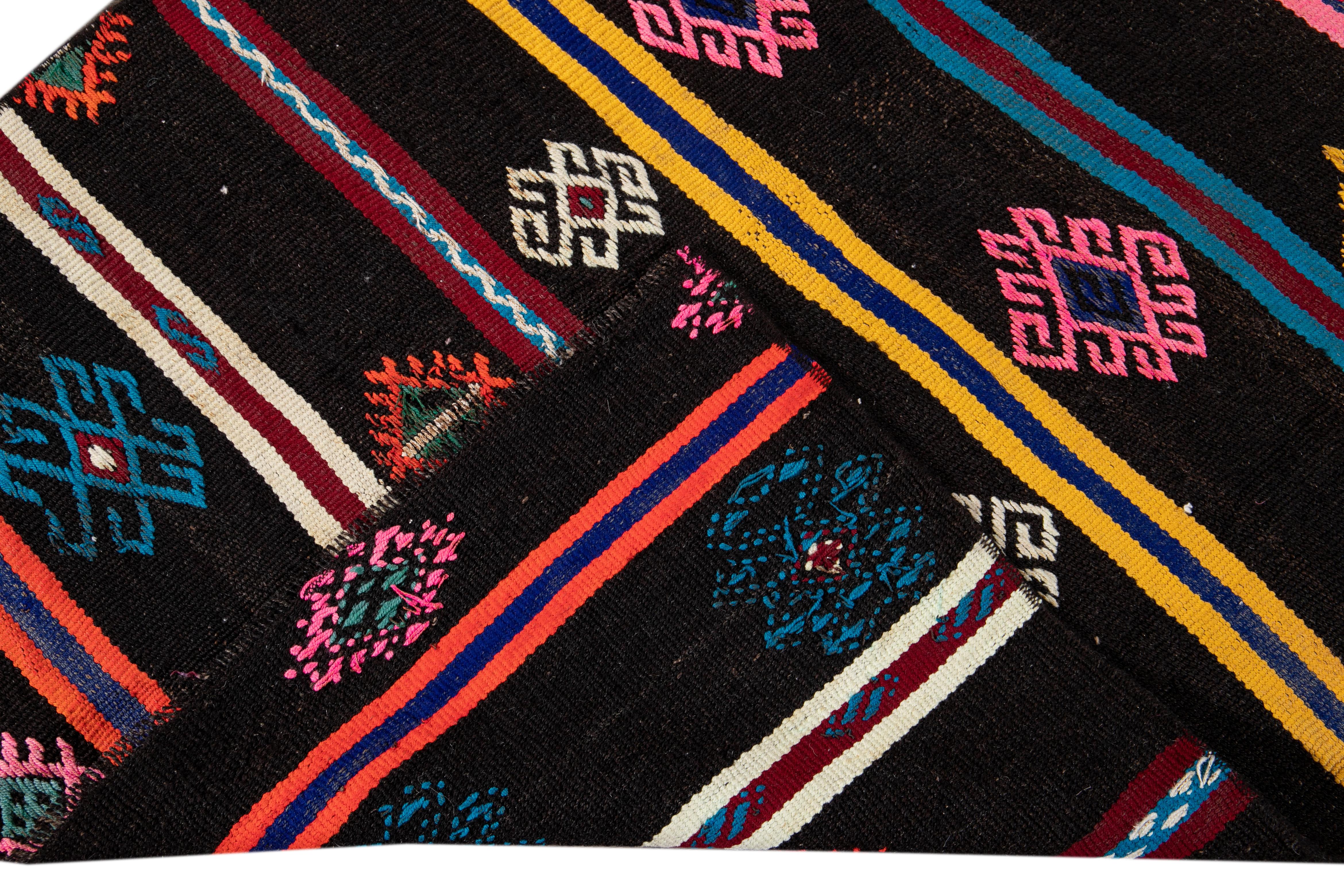 Mitte des 20. Jahrhunderts Vintage Kilim Wolle Läufer Teppich (Persisch) im Angebot