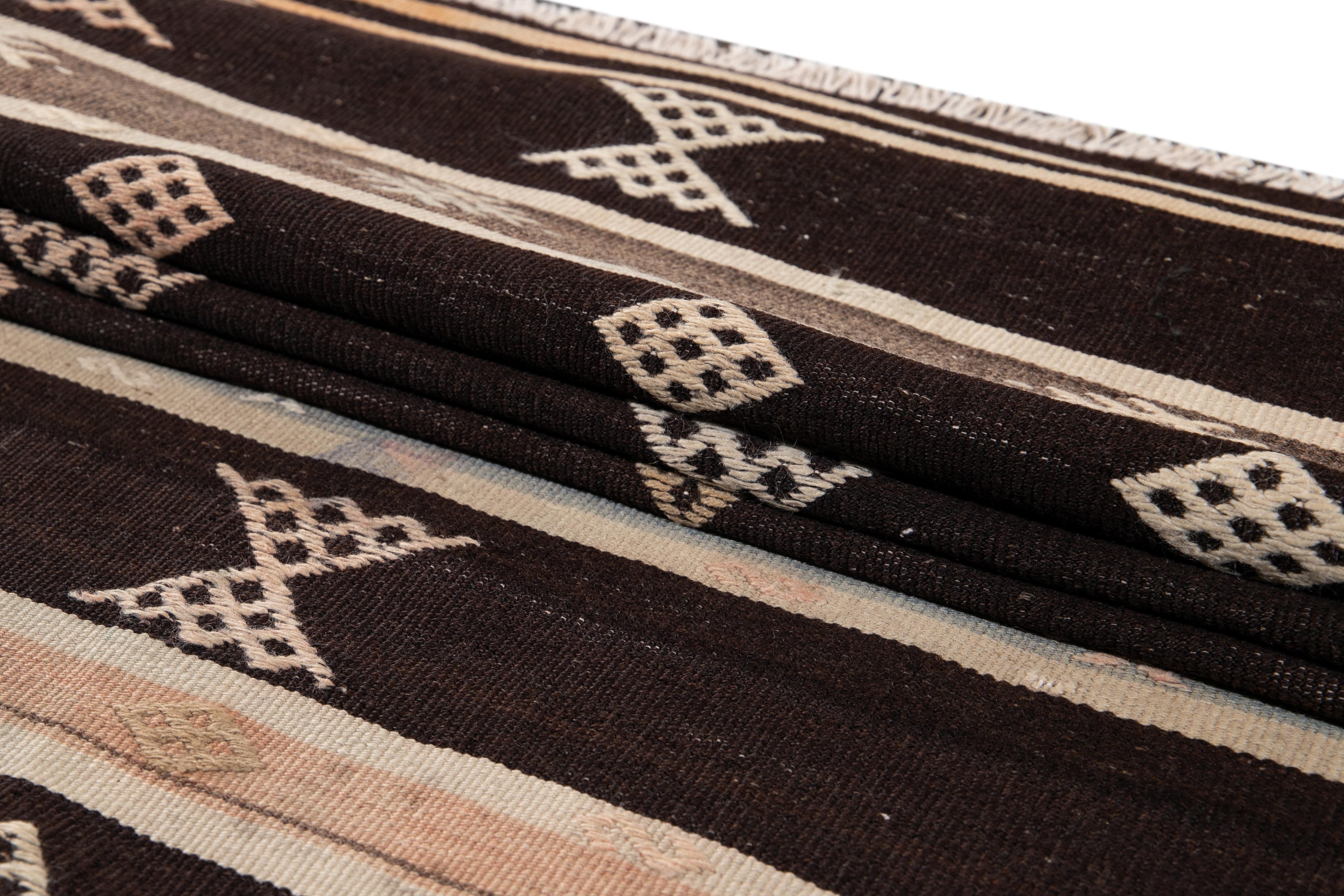 Tapis de course Kilim en laine du milieu du 20e siècle en vente 2