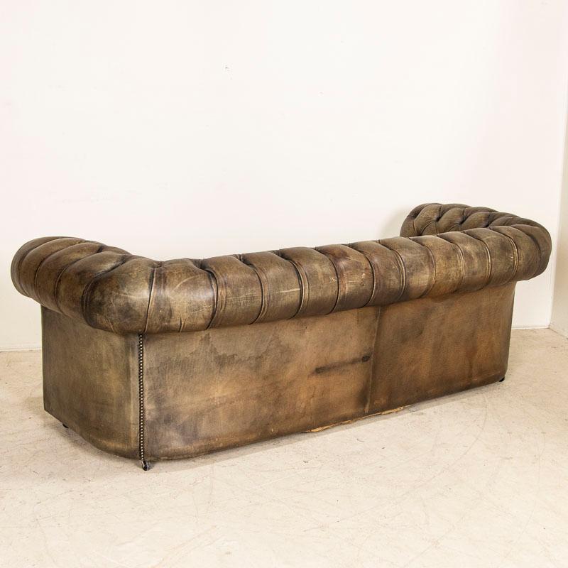 Mid-20th Century Vintage Leather Chesterfield 3 Seat Sofa In Good Condition In Round Top, TX