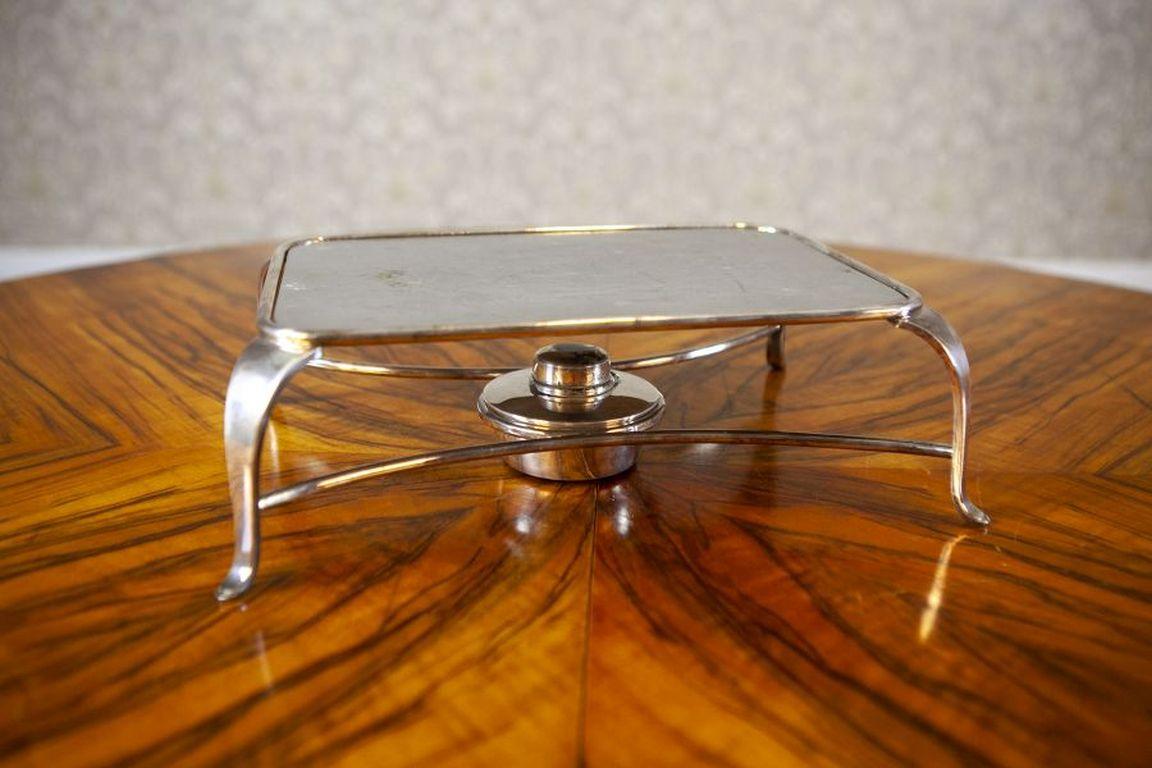 Heater à fondue vintage en métal du milieu du 20e siècle

Réchaud à fondue vintage en métal, datant de la première moitié du 20e siècle. L'état est particulièrement bon, avec quelques éraflures visibles sur le revêtement extérieur, comme le montrent