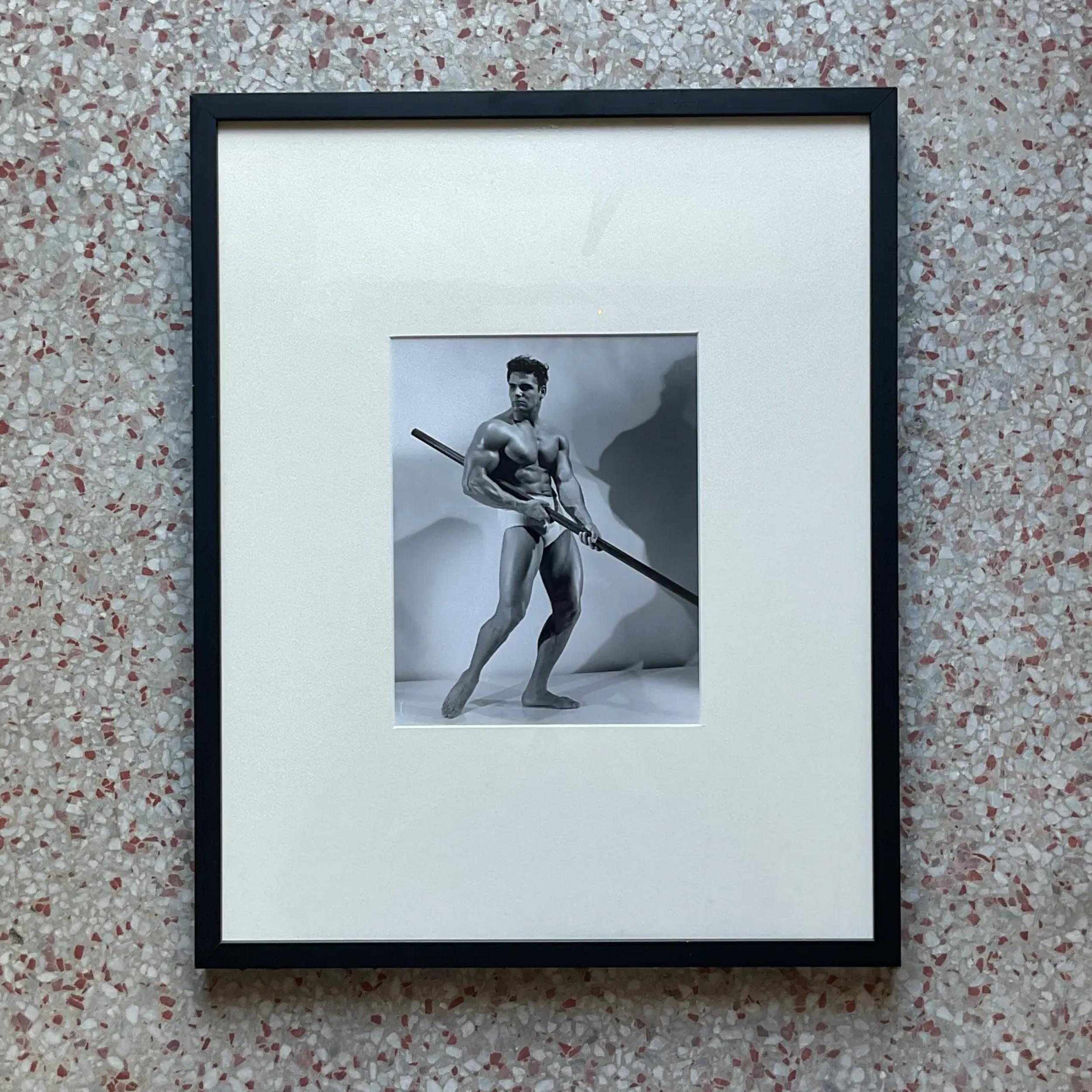 Une fabuleuse photographie encadrée MCM Vintage By d'un homme avec une perche de saut à la perche. Pris en photo par le tristement célèbre Bruce de Los Angeles. Acheté lors de la vente aux enchères de la succession de l'artiste.