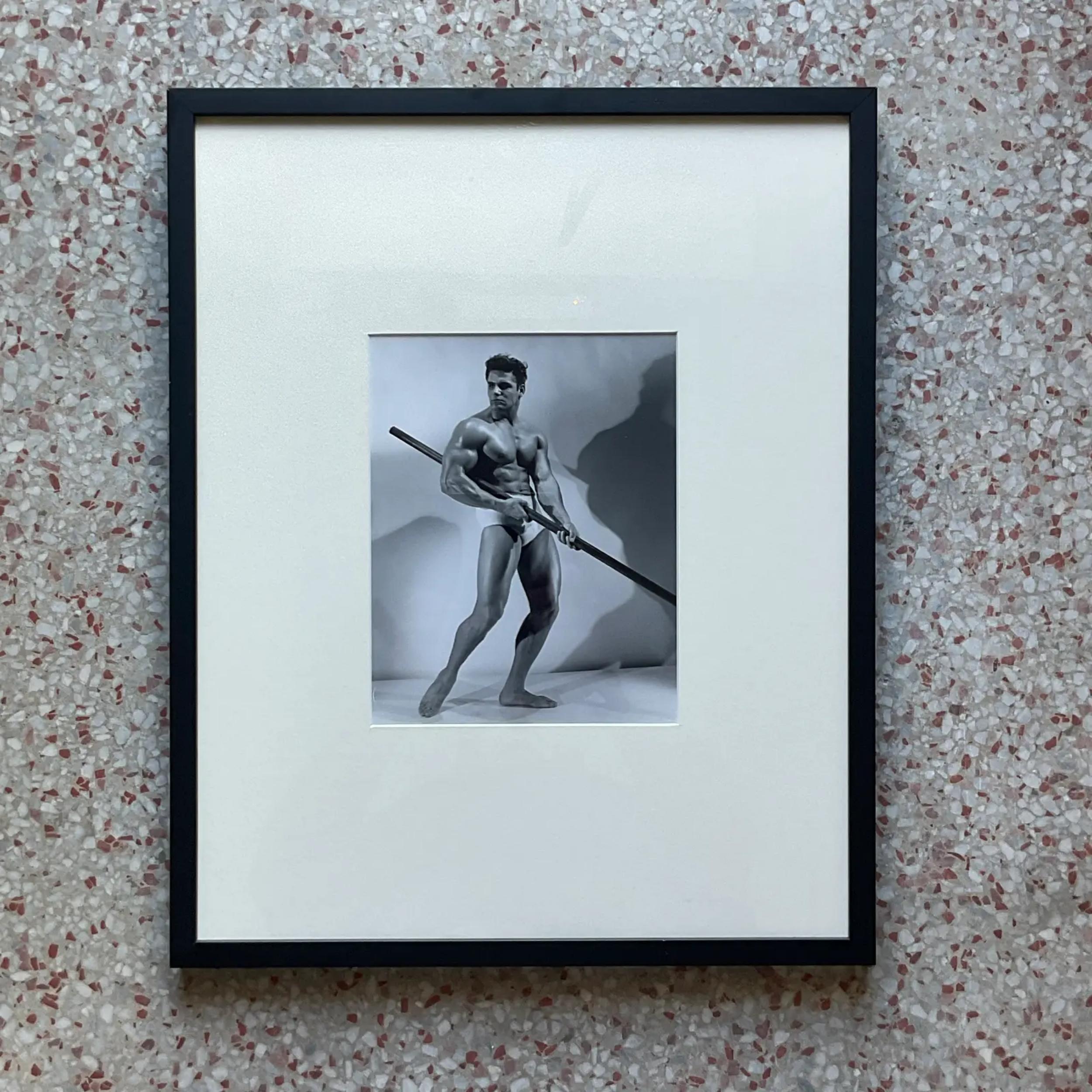 Mid-Century Modern Milieu du 20e siècle Vintage Bruce of LA Photographie encadrée d'un homme sautant à la perche en vente