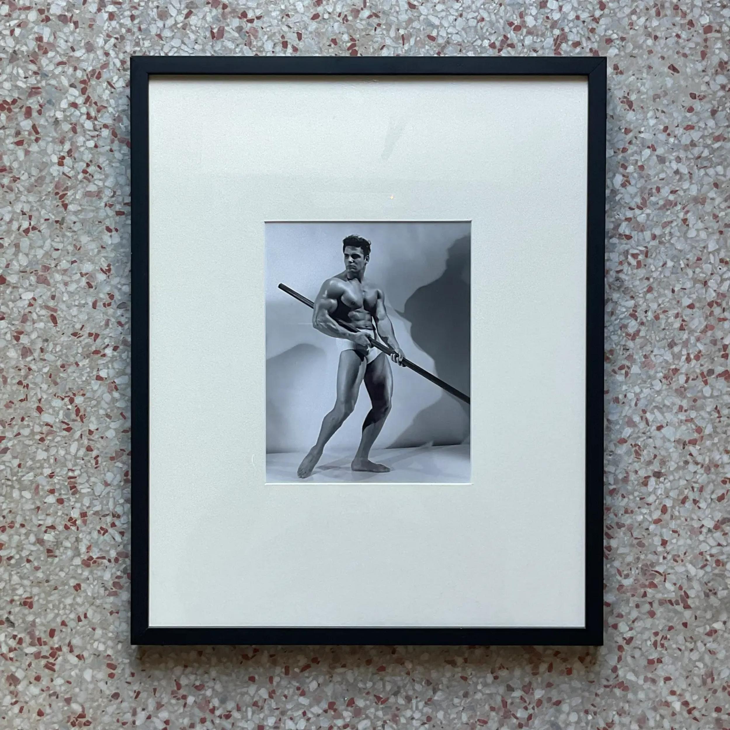 Américain Milieu du 20e siècle Vintage Bruce of LA Photographie encadrée d'un homme sautant à la perche en vente