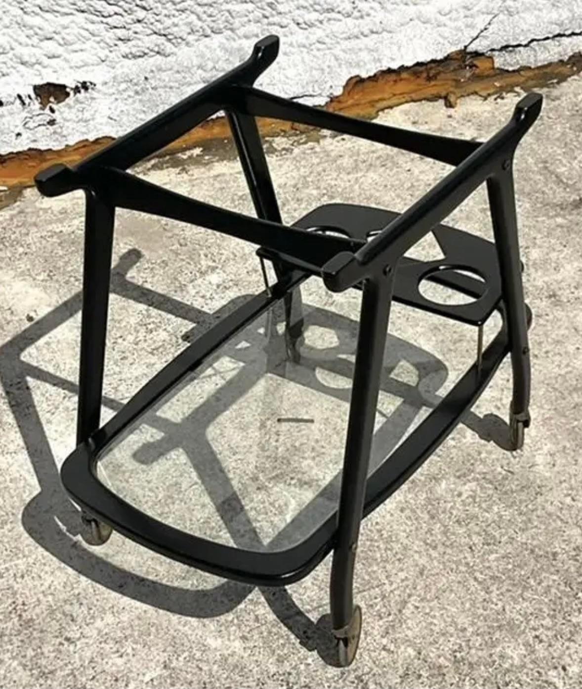 Añade un toque de sofisticación moderna de mediados de siglo a tu hogar con este carro de bar italiano vintage Caesare Lacca. Esta pieza, de líneas depuradas y diseño elegante, encarna el encanto atemporal de la artesanía italiana con un toque de