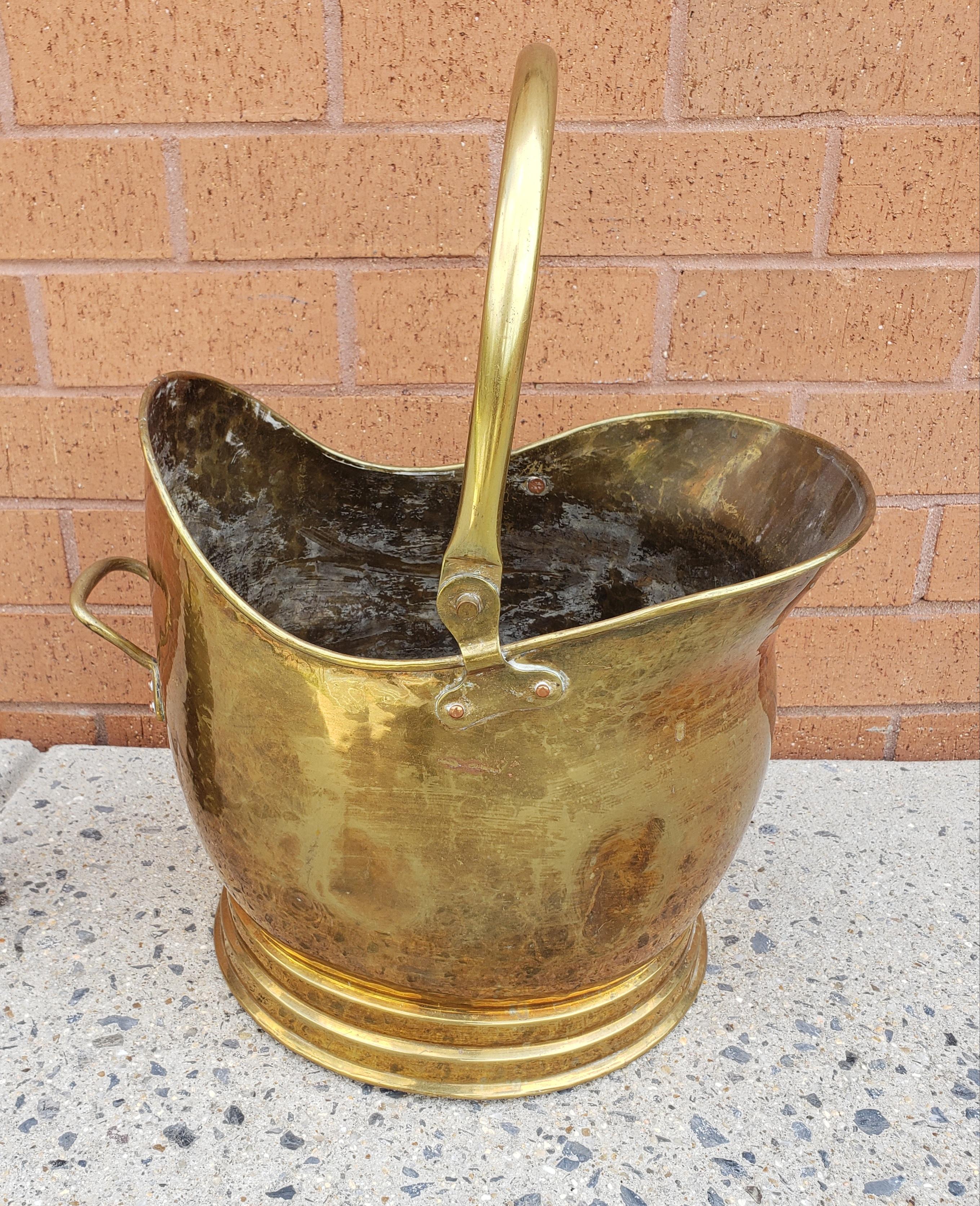 A Mid 20th Century Vintage Mid Size Brass Coal Scuttle bucket. 
Measures 15