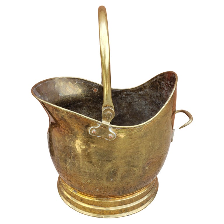 Scuttle de charbon à casque en cuivre victorien antique de qualité - En vente sur France
