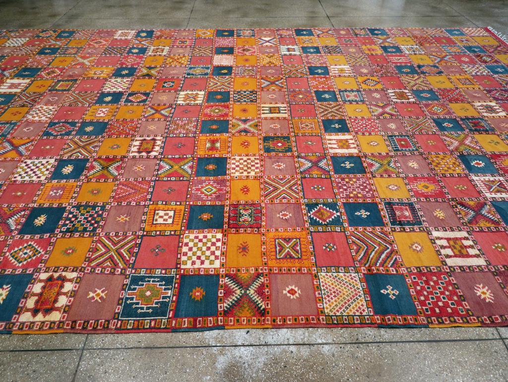 Mitte des 20. Jahrhunderts Vintage Marokkanischer Teppich in Übergröße im Zustand „Hervorragend“ im Angebot in New York, NY