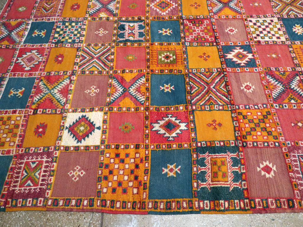 Mitte des 20. Jahrhunderts Vintage Marokkanischer Teppich in Übergröße (Wolle) im Angebot