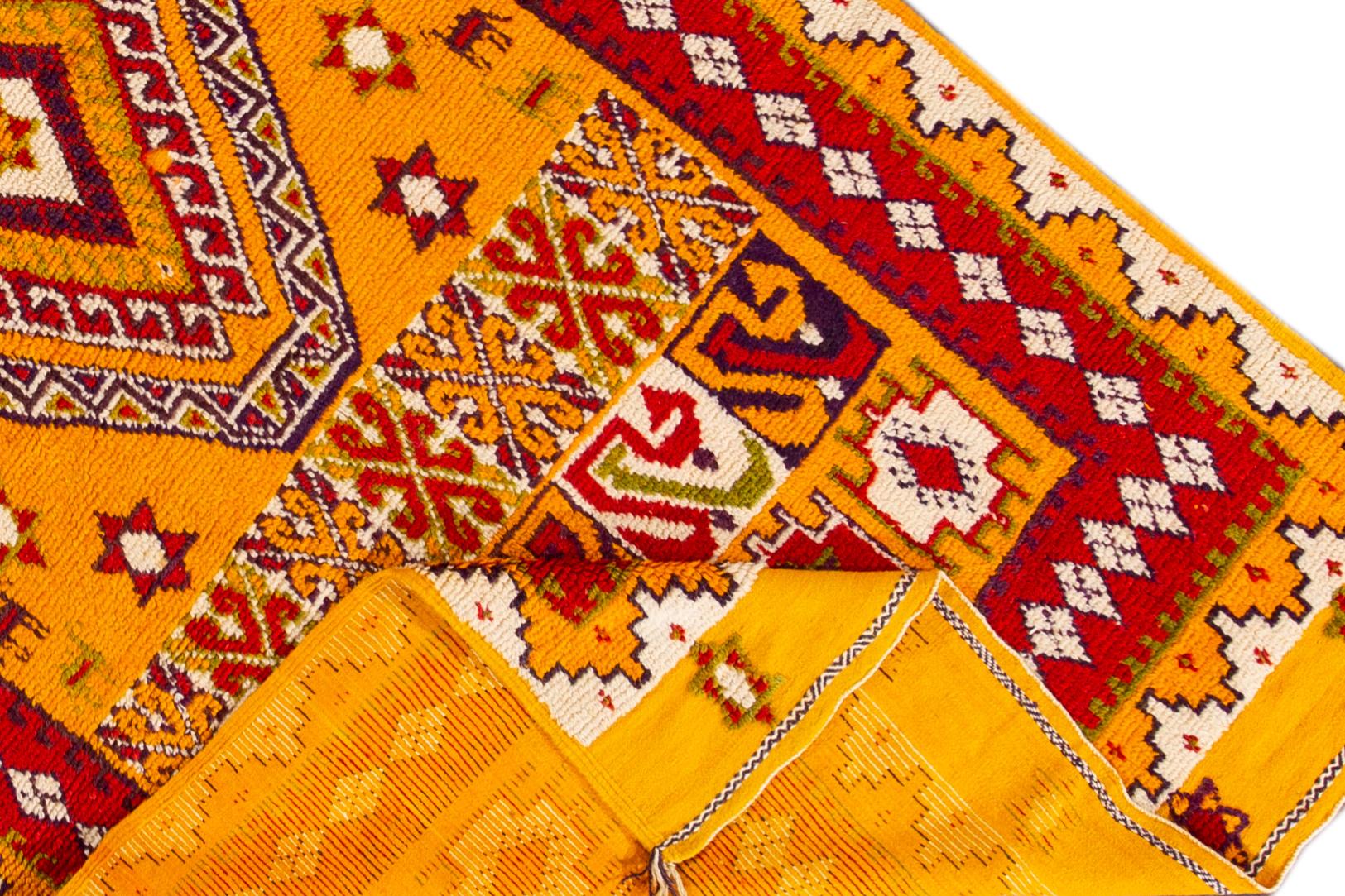Schöner marokkanischer Vintage-Stammesteppich aus handgeknüpfter Wolle mit einem orangefarbenen Feld, roten und elfenbeinfarbenen Akzenten in einem klassischen Medaillon-Stammesmuster.

Dieser Teppich misst 4' 10