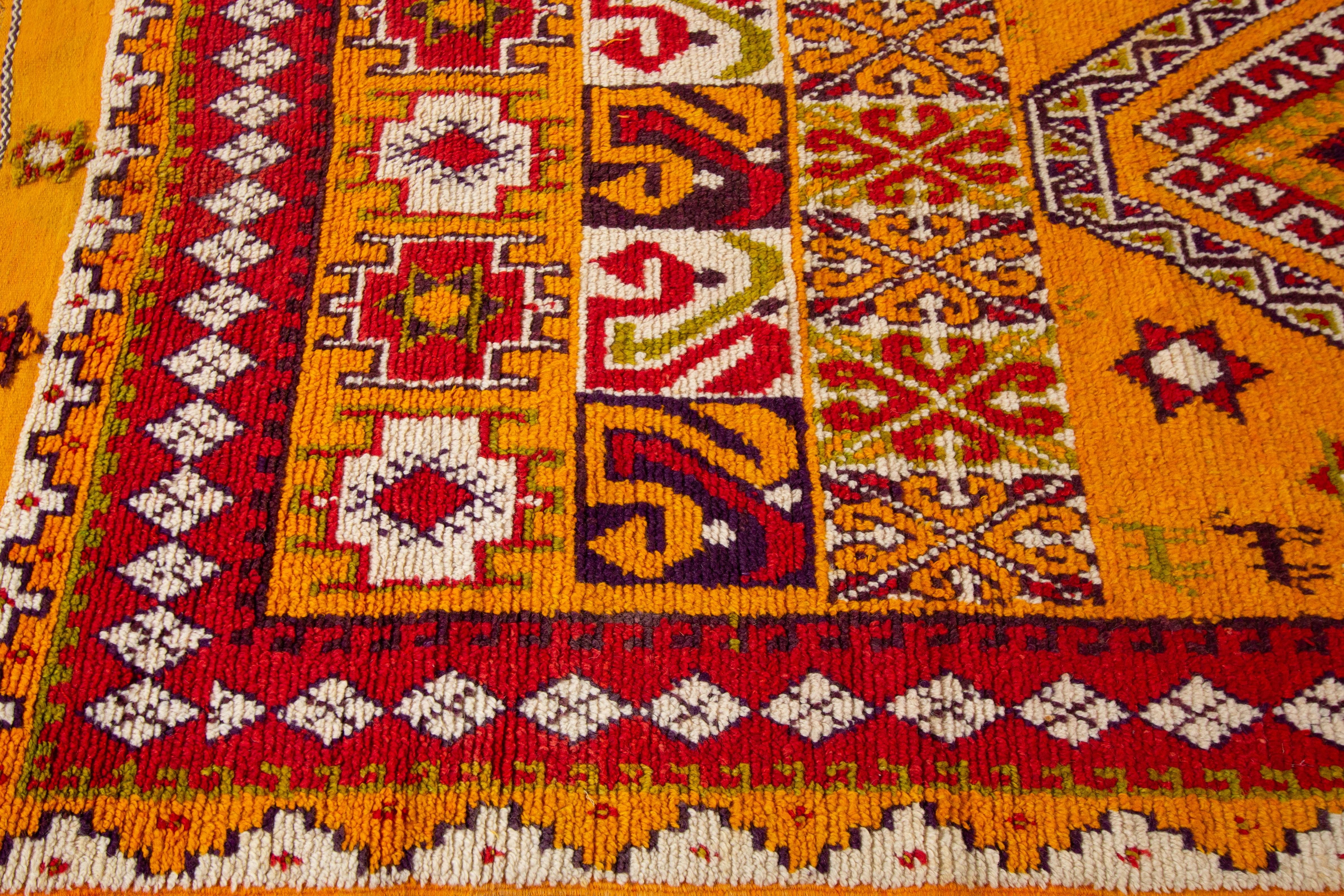 Marokkanischer Stammeskunst-Teppich aus der Mitte des 20. Jahrhunderts im Angebot 1