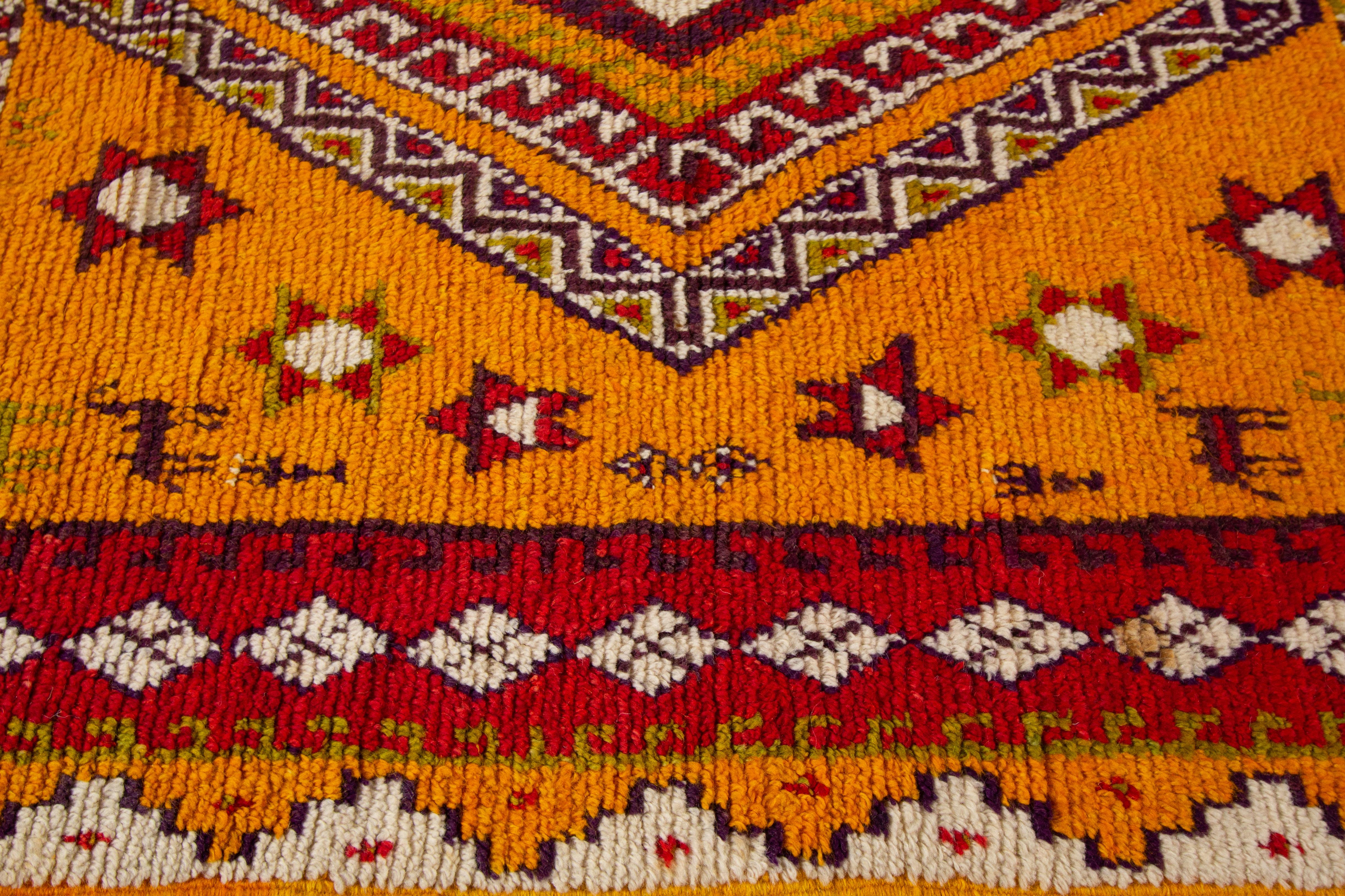 Marokkanischer Stammeskunst-Teppich aus der Mitte des 20. Jahrhunderts im Angebot 2