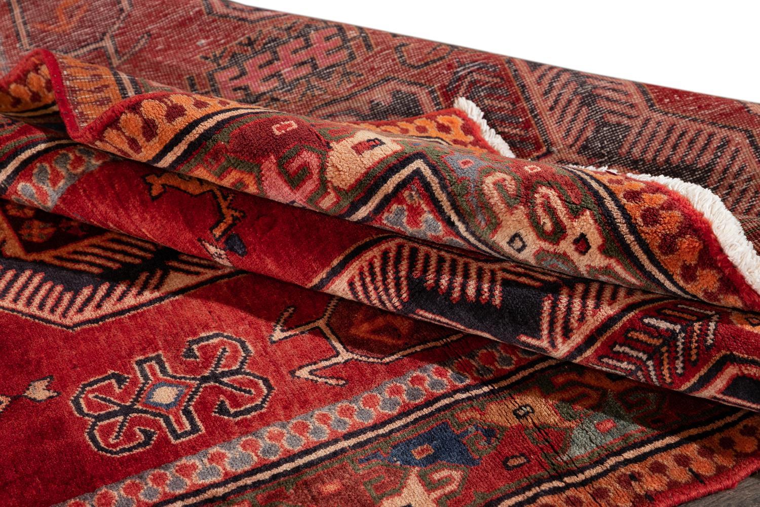 Alfombra persa vintage anudada a mano del noroeste con un diseño tradicional. Esta pieza tiene grandes detalles y sería el complemento perfecto para tu hogar. Fabricado con lana 100%.