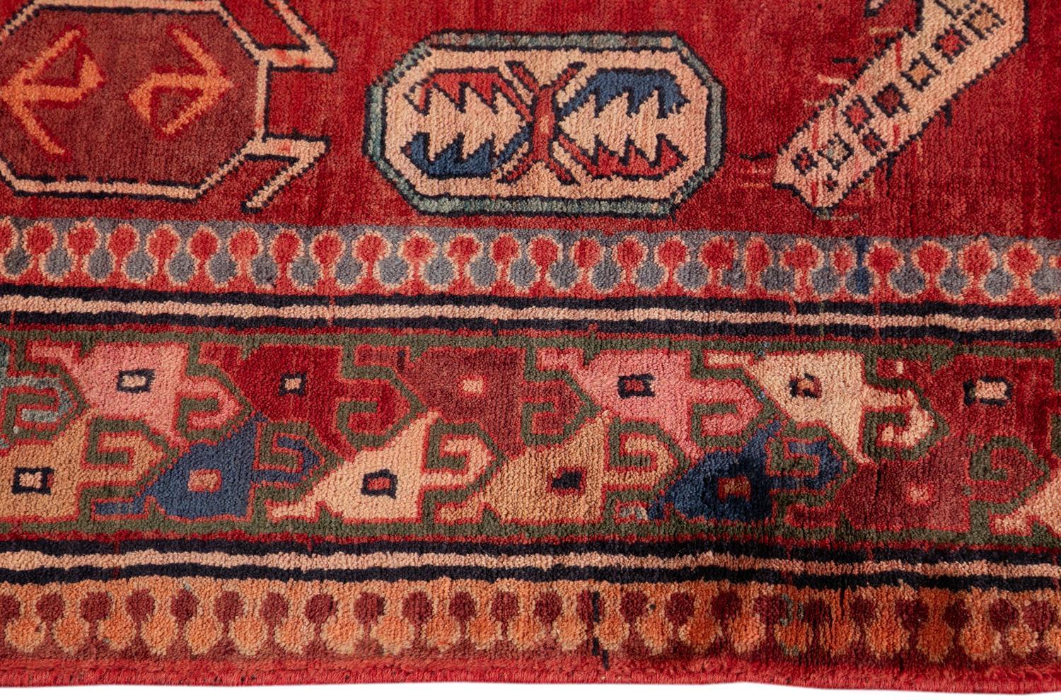 Alfombra Persa de Corredor del Noroeste Vintage de mediados del siglo XX Anudado a mano en venta