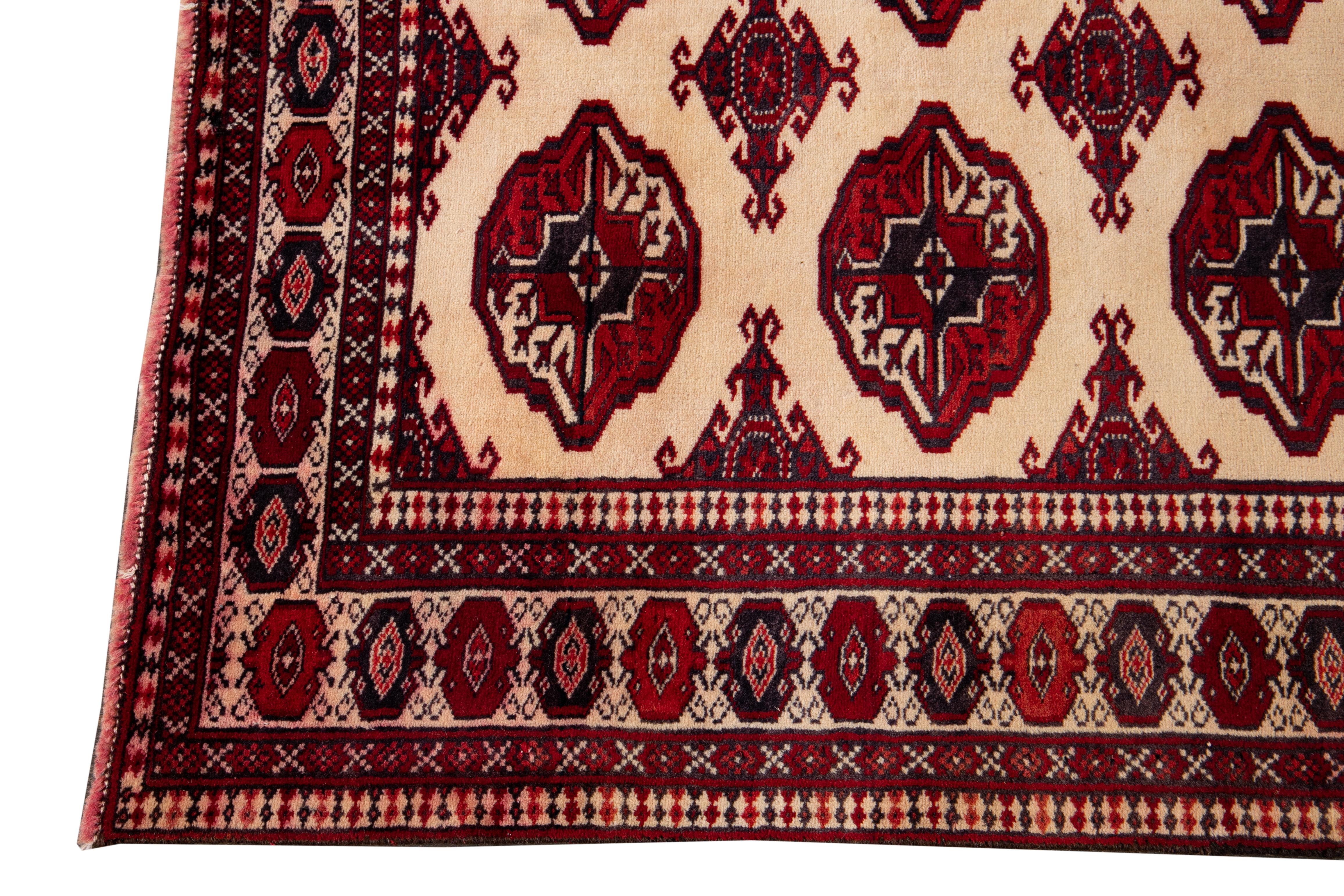 Schöner Vintage-Teppich aus handgeknüpfter Wolle mit elfenbeinfarbenem Feld und roten Akzenten in einem geometrischen Allover-Muster, um 1960.
Dieser Teppich 6' x 8'4