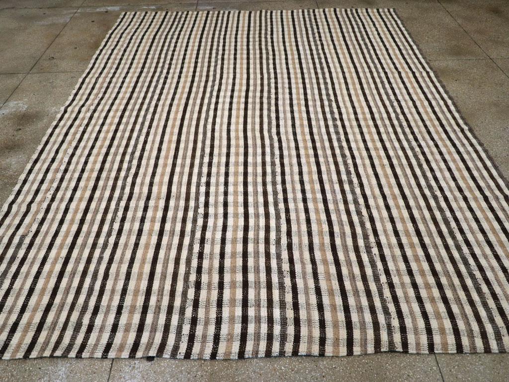 Questo tappeto persiano a trama piatta Kilim della metà del XX secolo, che misura 10' 6
