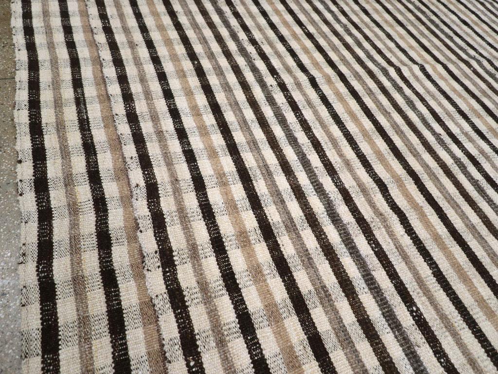 Persiano Tappeto persiano d'epoca a trama piatta Kilim della metà del 20° secolo, per una stanza. in vendita