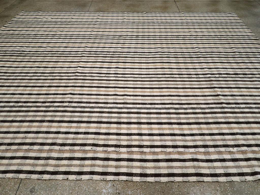 Tessuto a mano Tappeto persiano d'epoca a trama piatta Kilim della metà del 20° secolo, per una stanza. in vendita