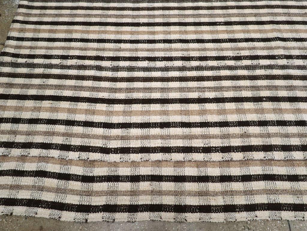 Tappeto persiano d'epoca a trama piatta Kilim della metà del 20° secolo, per una stanza. In condizioni ottime in vendita a New York, NY
