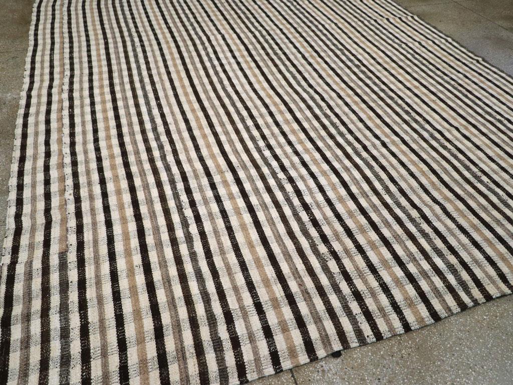 XX secolo Tappeto persiano d'epoca a trama piatta Kilim della metà del 20° secolo, per una stanza. in vendita