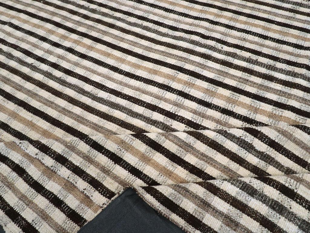 Lana Tappeto persiano d'epoca a trama piatta Kilim della metà del 20° secolo, per una stanza. in vendita