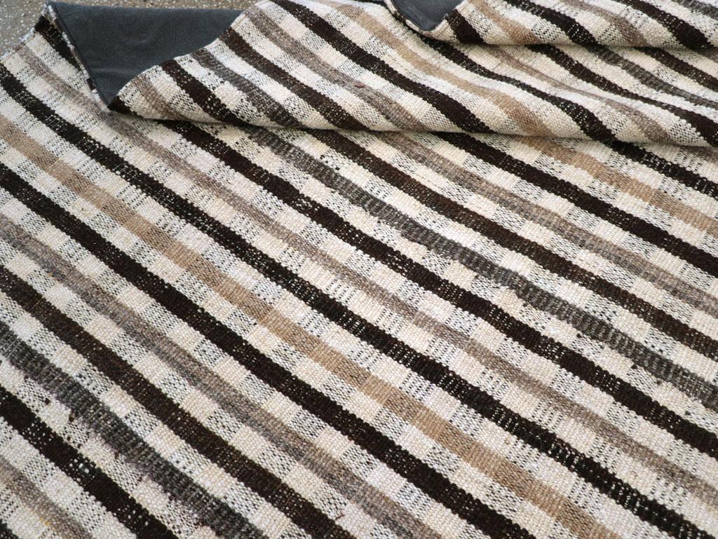 Tappeto persiano d'epoca a trama piatta Kilim della metà del 20° secolo, per una stanza. in vendita 1