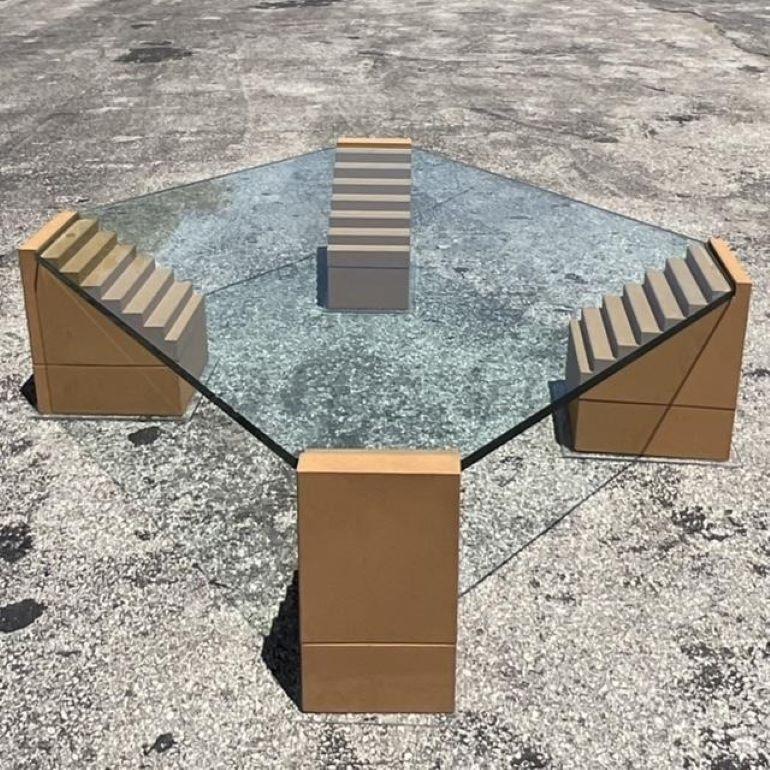 Setzen Sie ein mutiges Statement mit unserem Vintage Postmodern Stacked Coffee Table. Dieses auffällige Stück zeichnet sich durch ein einzigartiges Stapeldesign aus, das geometrische Formen mit postmodernem Flair verbindet. Ein perfektes