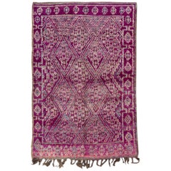 Tapis tribal marocain vintage en laine violette du milieu du 20e siècle