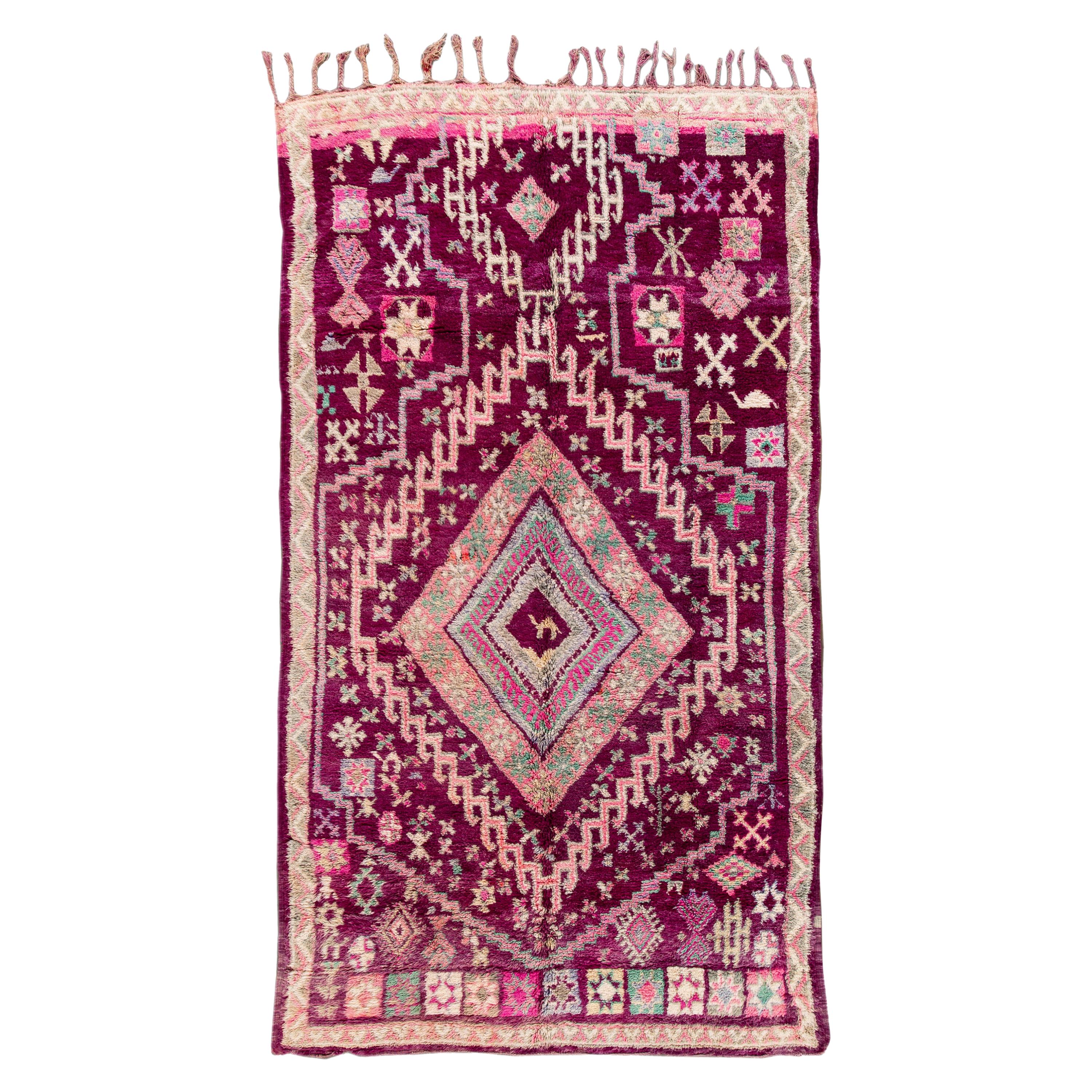 Tapis tribal violet vintage en laine de Morrocan du milieu du 20e siècle