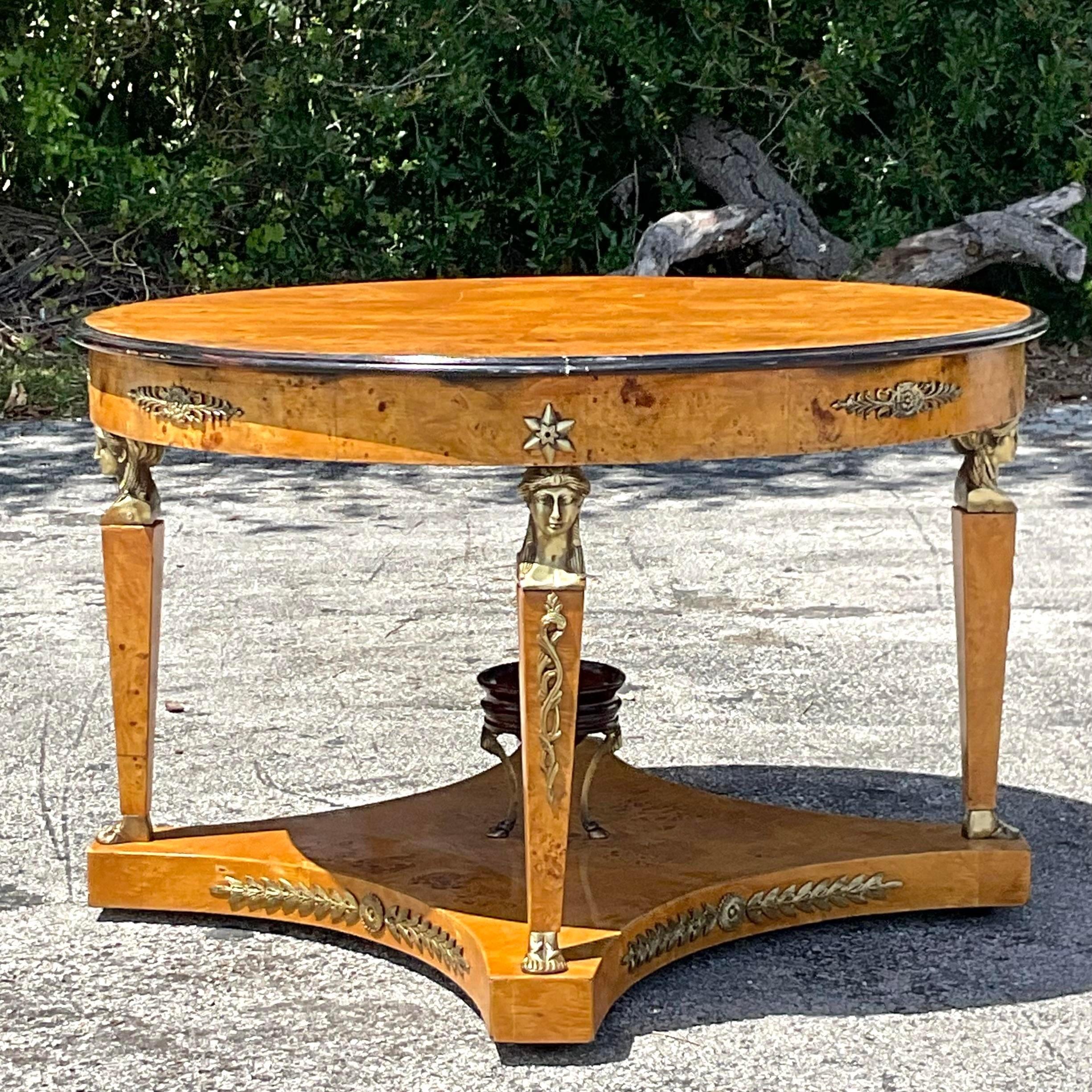 Table de hall centrale en bois de ronce et bronze doré, style Régence, milieu du 20e siècle Bon état - En vente à west palm beach, FL
