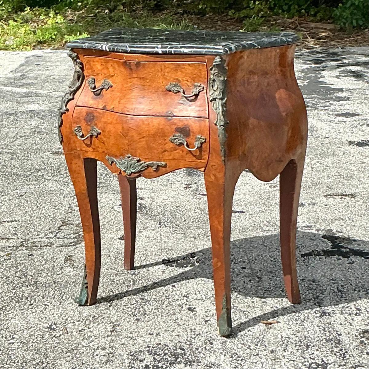 Regency Commode en bois de ronce et bronze d'orfèvrerie de style Régence du milieu du 20e siècle en vente
