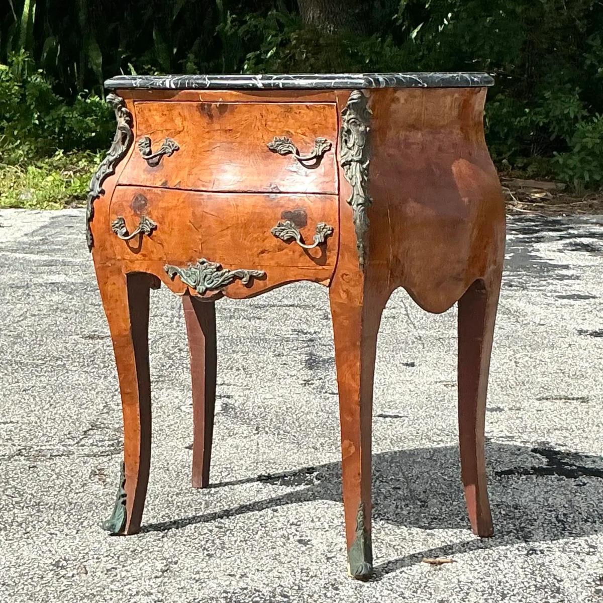 Américain Commode en bois de ronce et bronze d'orfèvrerie de style Régence du milieu du 20e siècle en vente