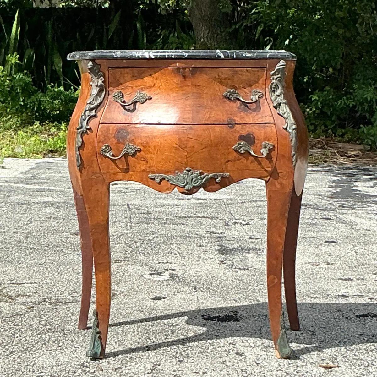 Commode en bois de ronce et bronze d'orfèvrerie de style Régence du milieu du 20e siècle Bon état - En vente à west palm beach, FL