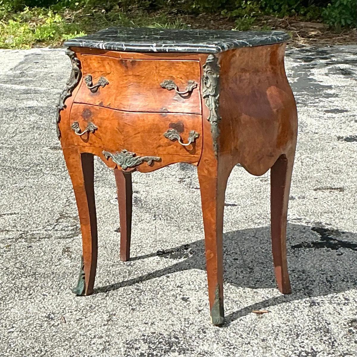 20ième siècle Commode en bois de ronce et bronze d'orfèvrerie de style Régence du milieu du 20e siècle en vente