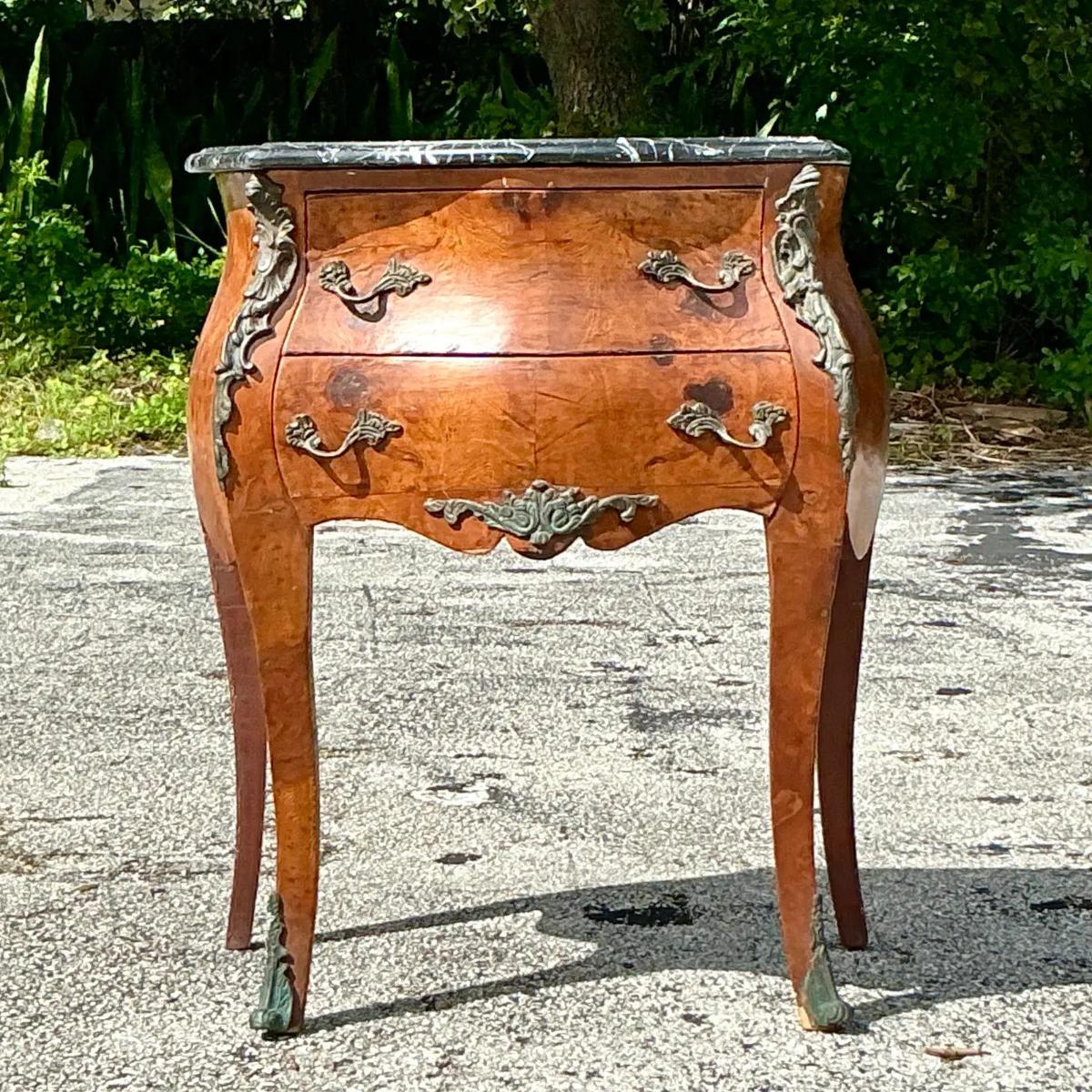 Métal Commode en bois de ronce et bronze d'orfèvrerie de style Régence du milieu du 20e siècle en vente