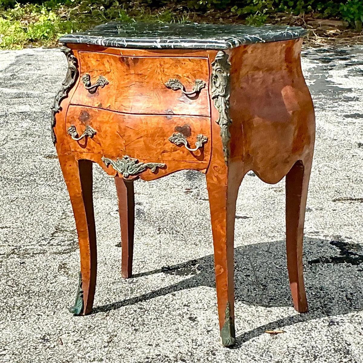 Commode en bois de ronce et bronze d'orfèvrerie de style Régence du milieu du 20e siècle en vente 1
