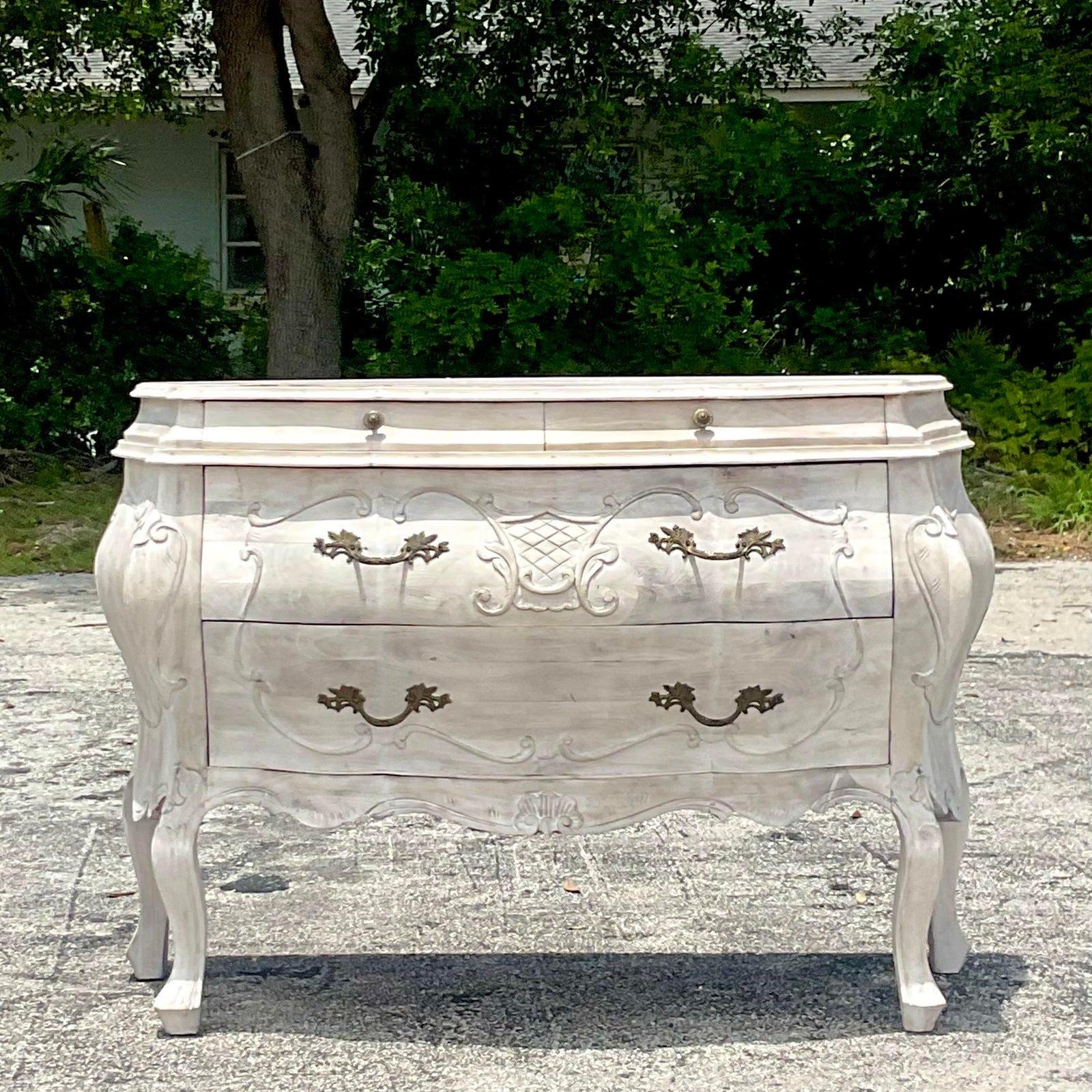 Une superbe commode Regency d'époque. Un magnifique coffre Bombe sculpté à la main dans une finition cérusée chic. Un front d'arc roulant avec des pieds Cabriolet. Acquis d'une propriété de Palm Beach. 