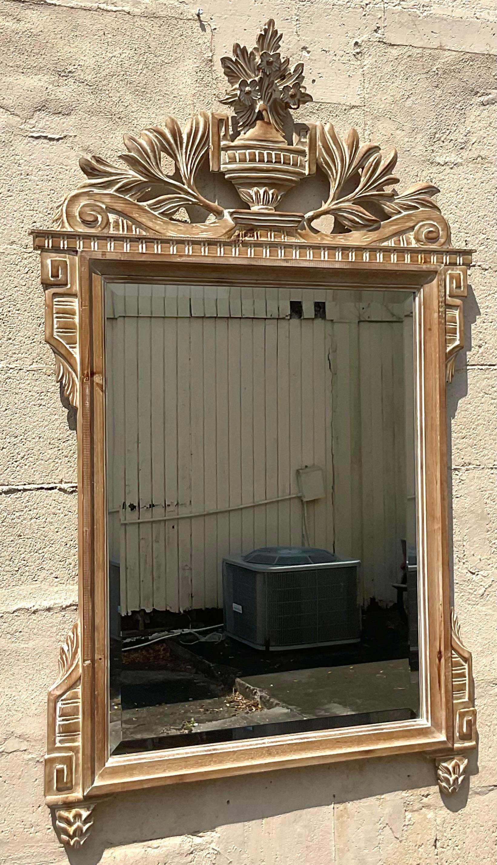 italien Mid 20th Century Vintage Regency Italian Carved Wood Mirror (Miroir en bois sculpté) en vente
