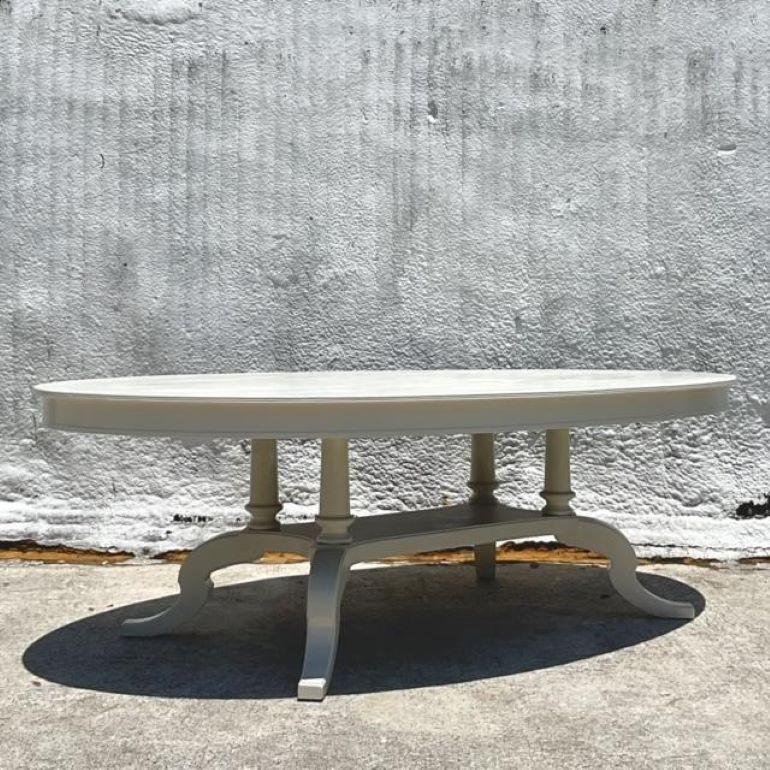 Découvrez la grandeur du patrimoine américain avec la table de salle à manger Duncan Phyfe peinte Vintage Regency. Cette pièce exquise présente d'élégants détails d'inspiration Regency et le savoir-faire emblématique de Duncan Phyfe, le tout