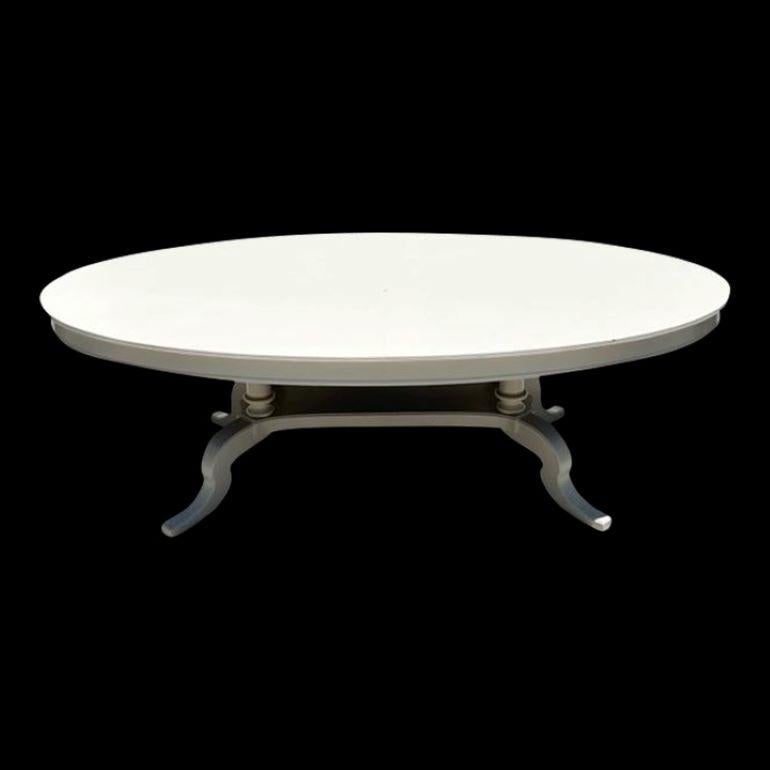 20ième siècle Table de salle à manger Duncan Phyfe peinte en style Régence du milieu du 20e siècle en vente