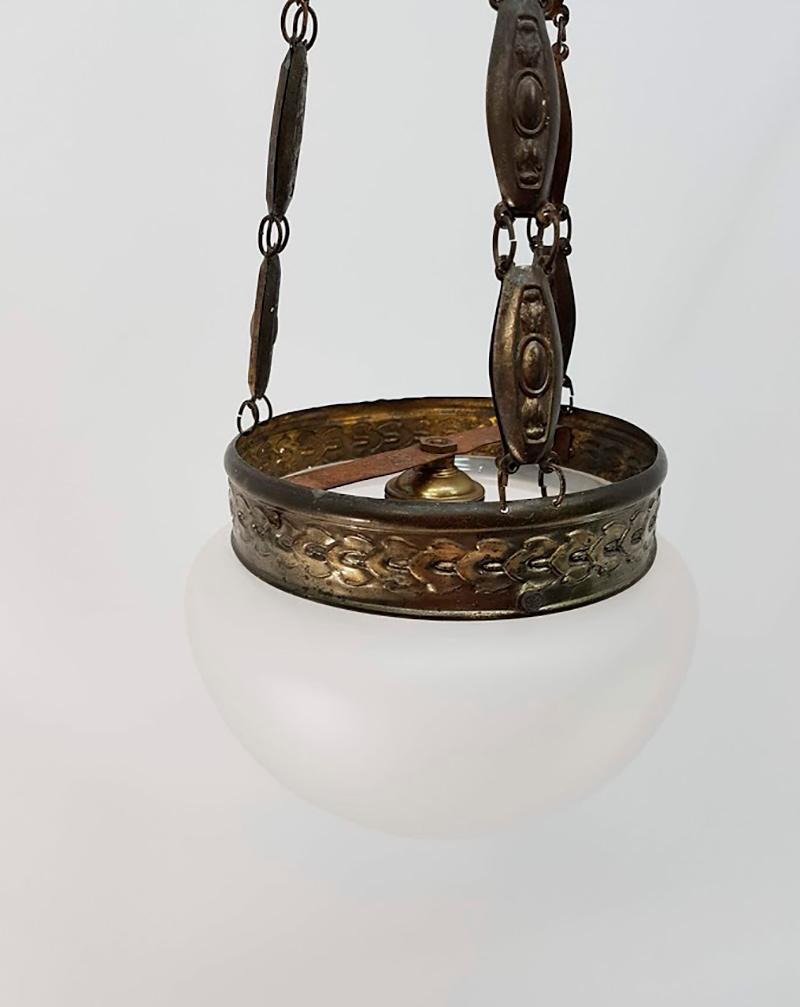 This small lamp is a decorative element that provides a retro air
Brass plate pendant with biscuit-shaped chain, rust-silver finish with satin-finish glass panel with central carving.
The metal of the pendant has been recovered and the ceiling of