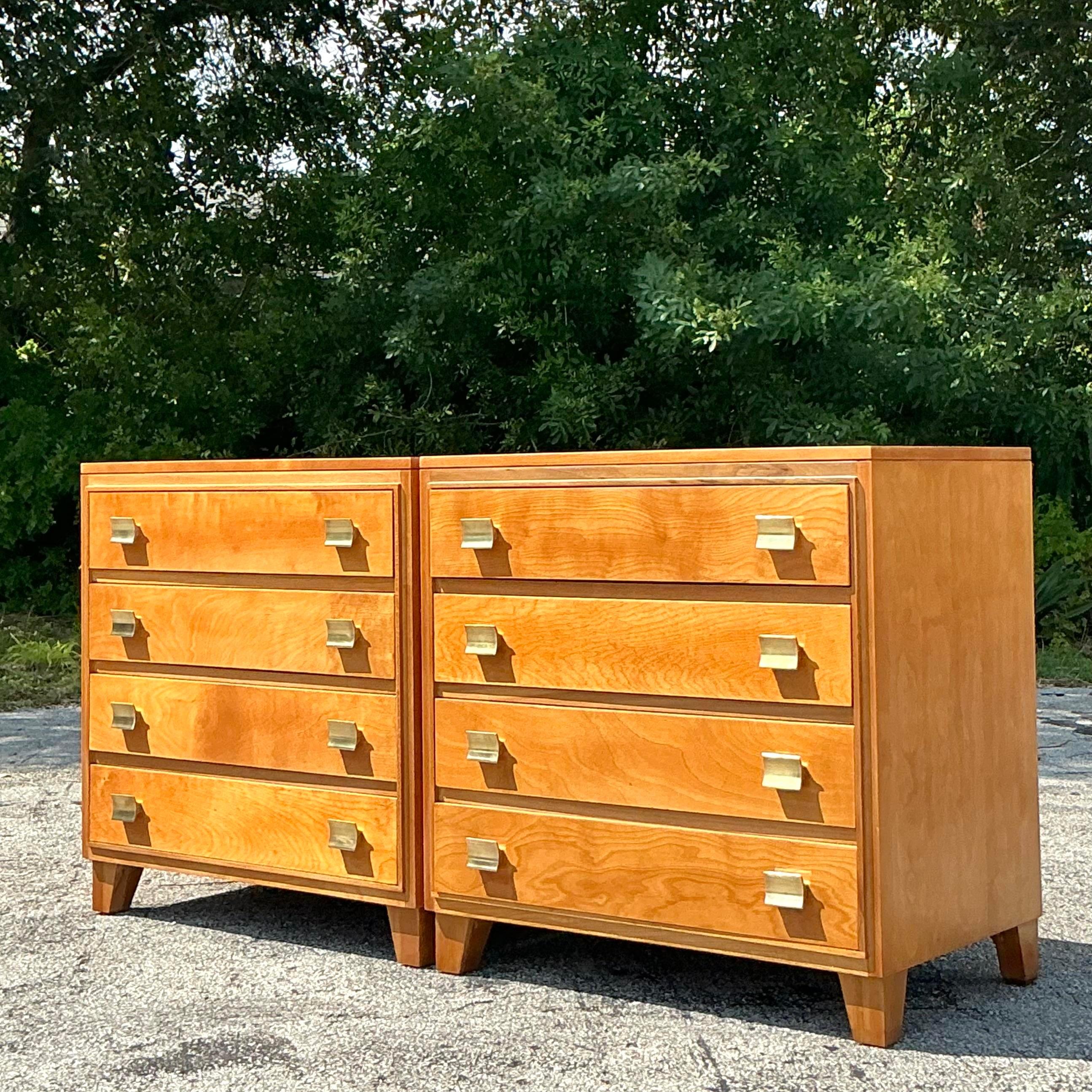 Eleva il tuo spazio con questa coppia di cassettiere Rockford Vintage Mid-Century Modern. Caratterizzati da linee eleganti, gambe affusolate e design minimalista, questi pezzi senza tempo offrono stile e spazio. Perfetto per aggiungere un'atmosfera