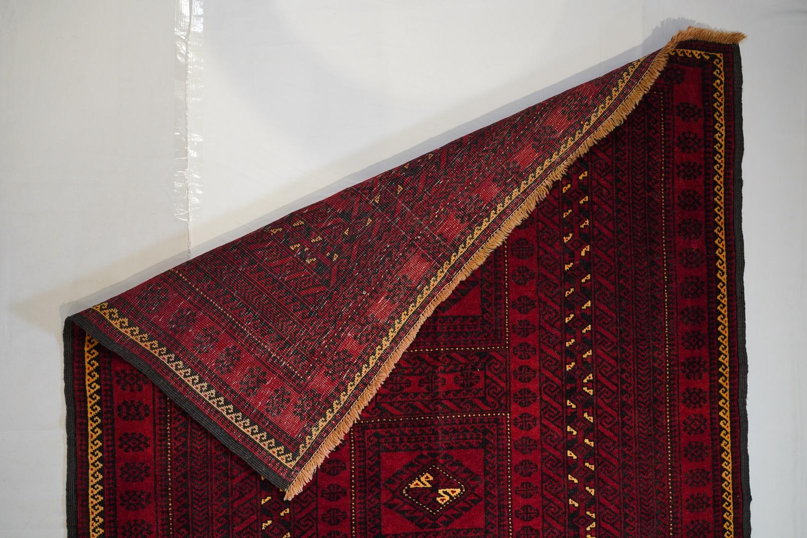 Baluch and Yamot Lamb’s wool 
This excellent condition 60-70 year old medium large Beluchi exemplifies the subtlety of presentation and the fine weaving of mid century Belouchi hand woven carpets. The multiple borders hew closely to traditional