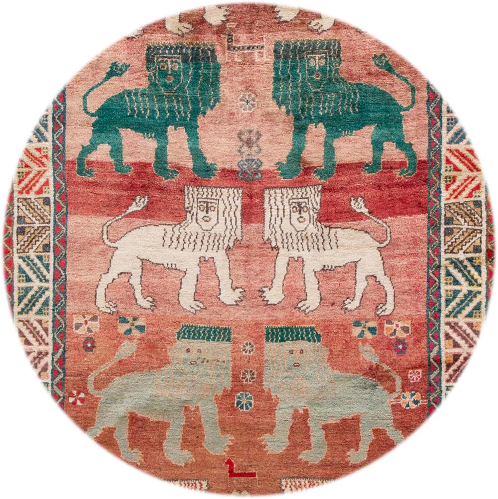 Schöne Vintage Shiraz Teppich, handgeknüpft Wolle mit einem rostroten und rosa Feld, Stammes-Multi-Color-Rahmen in einem all-over malerischen Löwen-Design, um 1950.
Dieser Teppich misst 4' 9