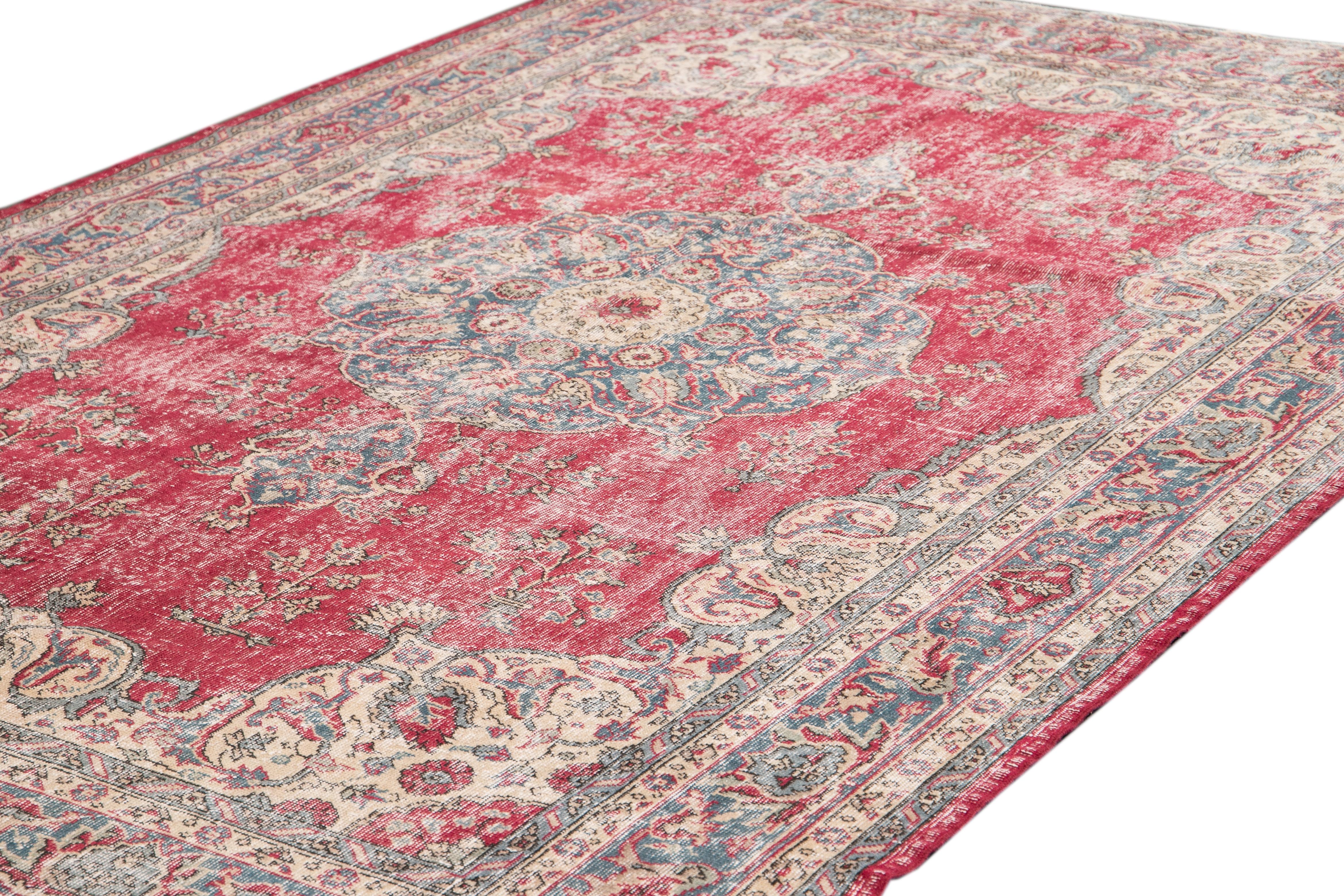 Schöner türkischer Sivas-Teppich im Vintage-Stil, handgeknüpft aus Wolle mit rostfarbenem Feld, hellbraunen und blauen Akzenten in einem Allover-Medaillonmuster in der Mitte,
um 1960.
Dieser Teppich misst 6' 9