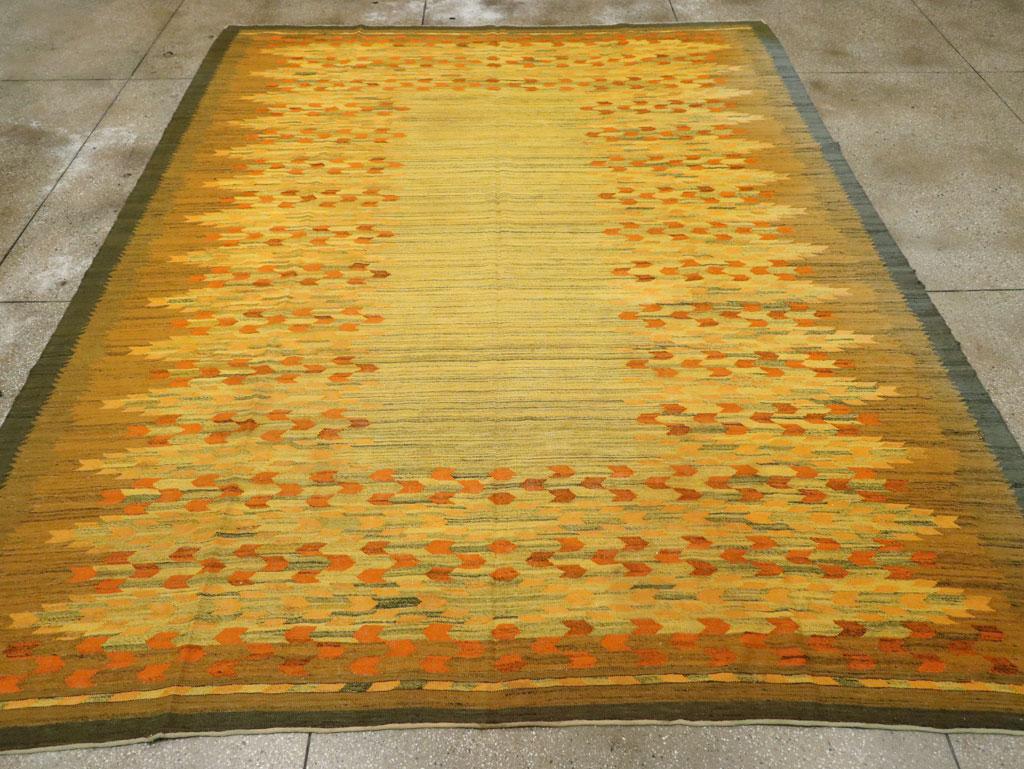 Questo tappeto svedese a trama piatta Kilim della metà del XX secolo, che misura 10' 2