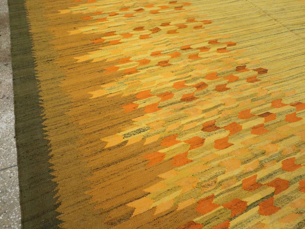 Svedese Tappeto Kilim a trama piatta svedese scandinavo della metà del 20° secolo, di dimensioni pari a quelle di una stanza in vendita