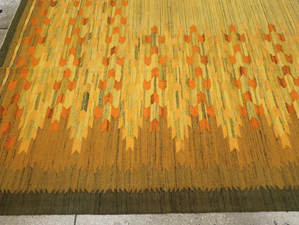 Tappeto Kilim a trama piatta svedese scandinavo della metà del 20° secolo, di dimensioni pari a quelle di una stanza In condizioni ottime in vendita a New York, NY