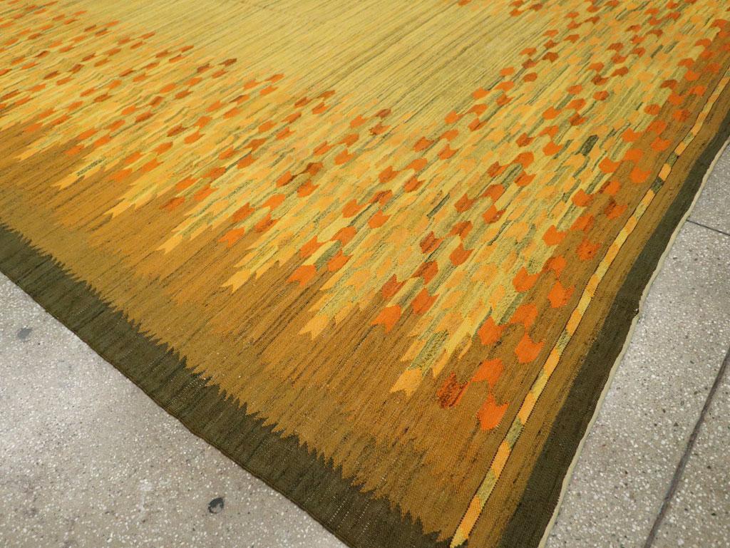XX secolo Tappeto Kilim a trama piatta svedese scandinavo della metà del 20° secolo, di dimensioni pari a quelle di una stanza in vendita